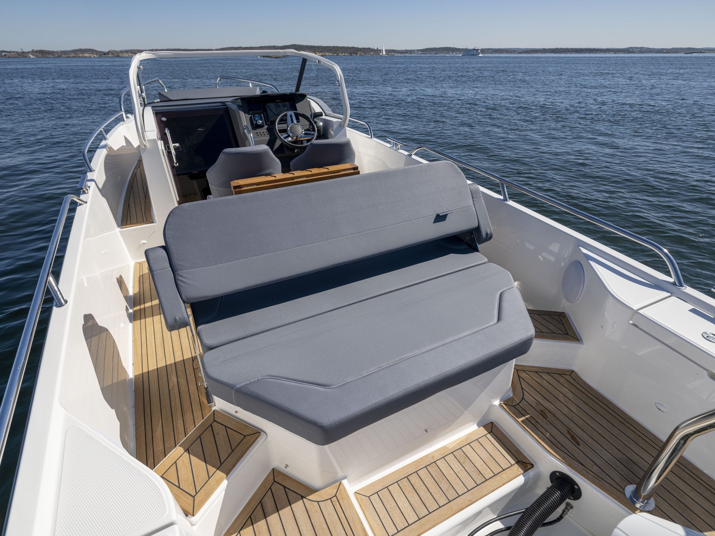 Nimbus T8, cockpit met zitbanken en stuurstand