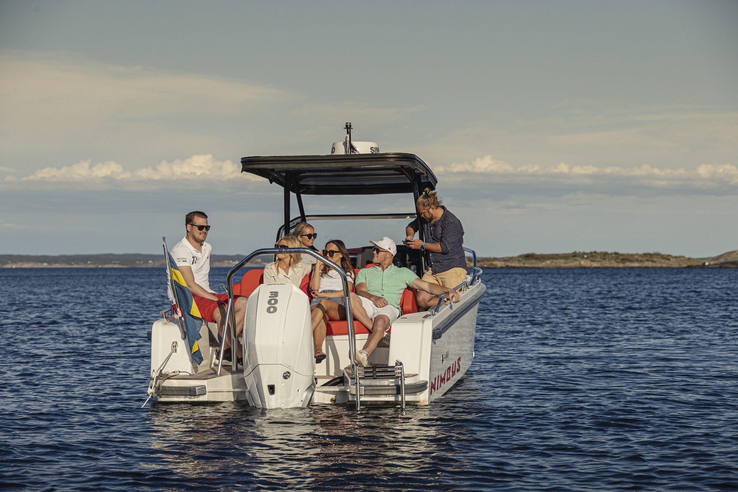 Nimbus T8, mensen ontspannen op boot