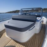 Nimbus T8, voordek met zitbank en teakdek