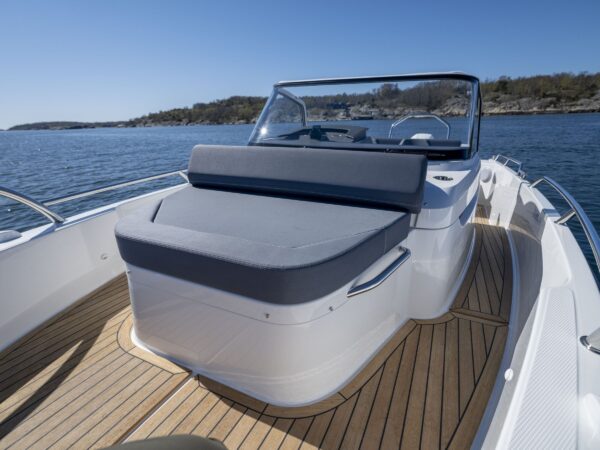 Nimbus T8, voordek met zitbank en teakdek