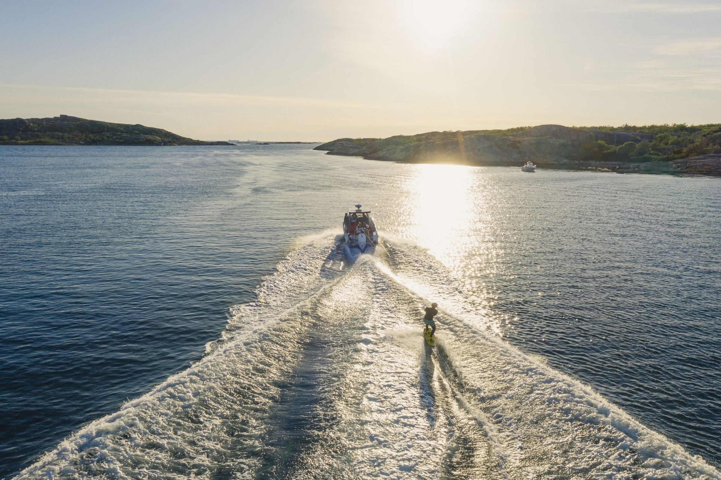 Nimbus T8, waterskiër achter boot varend