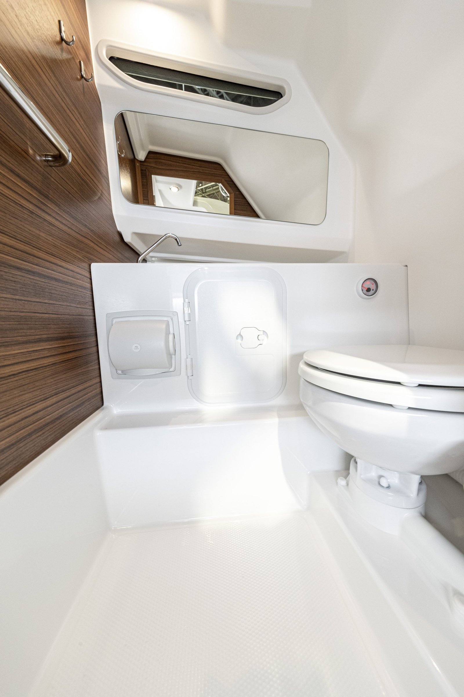 Nimbus T8, badkamer met toilet en wastafel