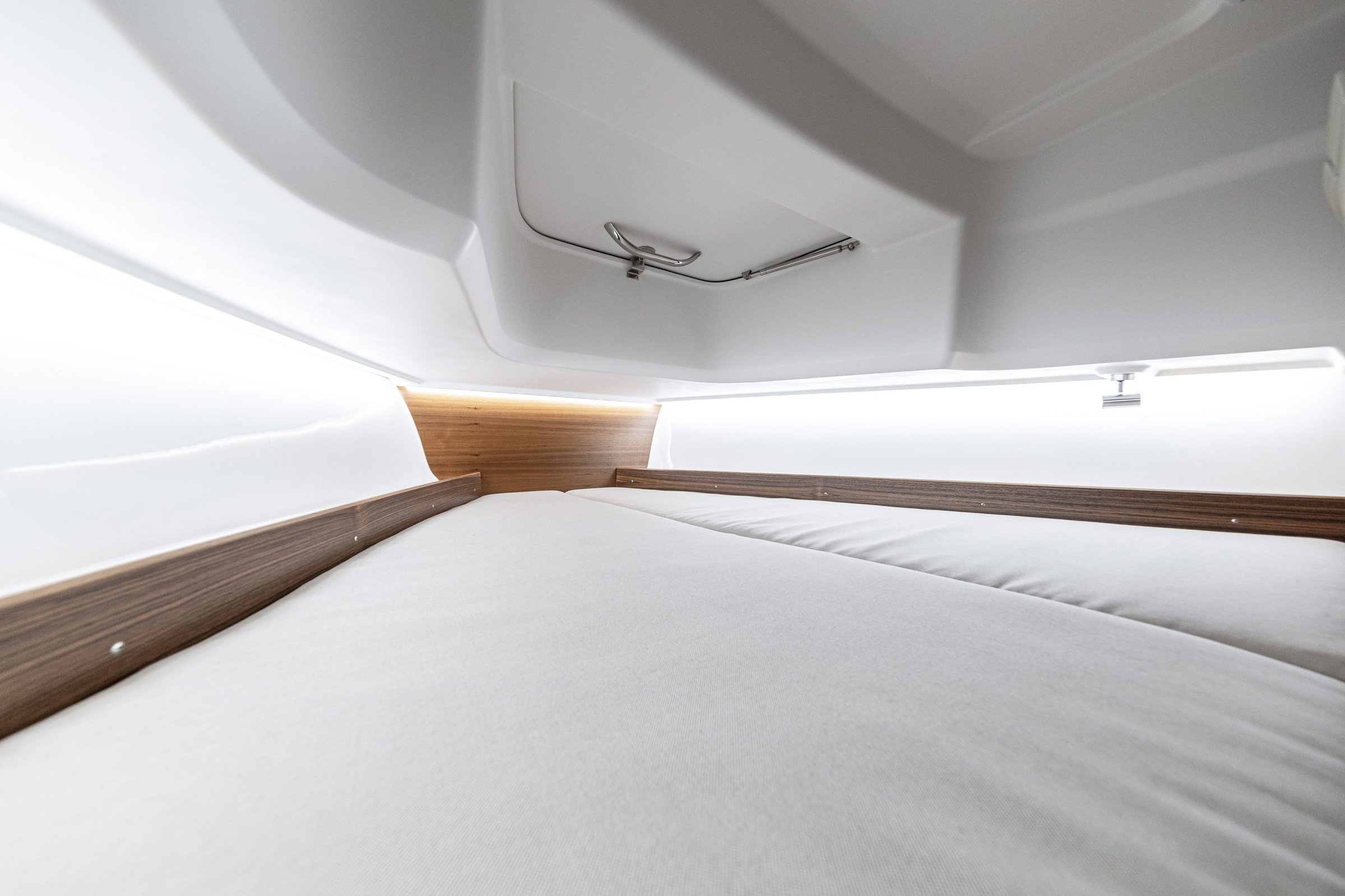 Nimbus T8, kajuit met bed en luik