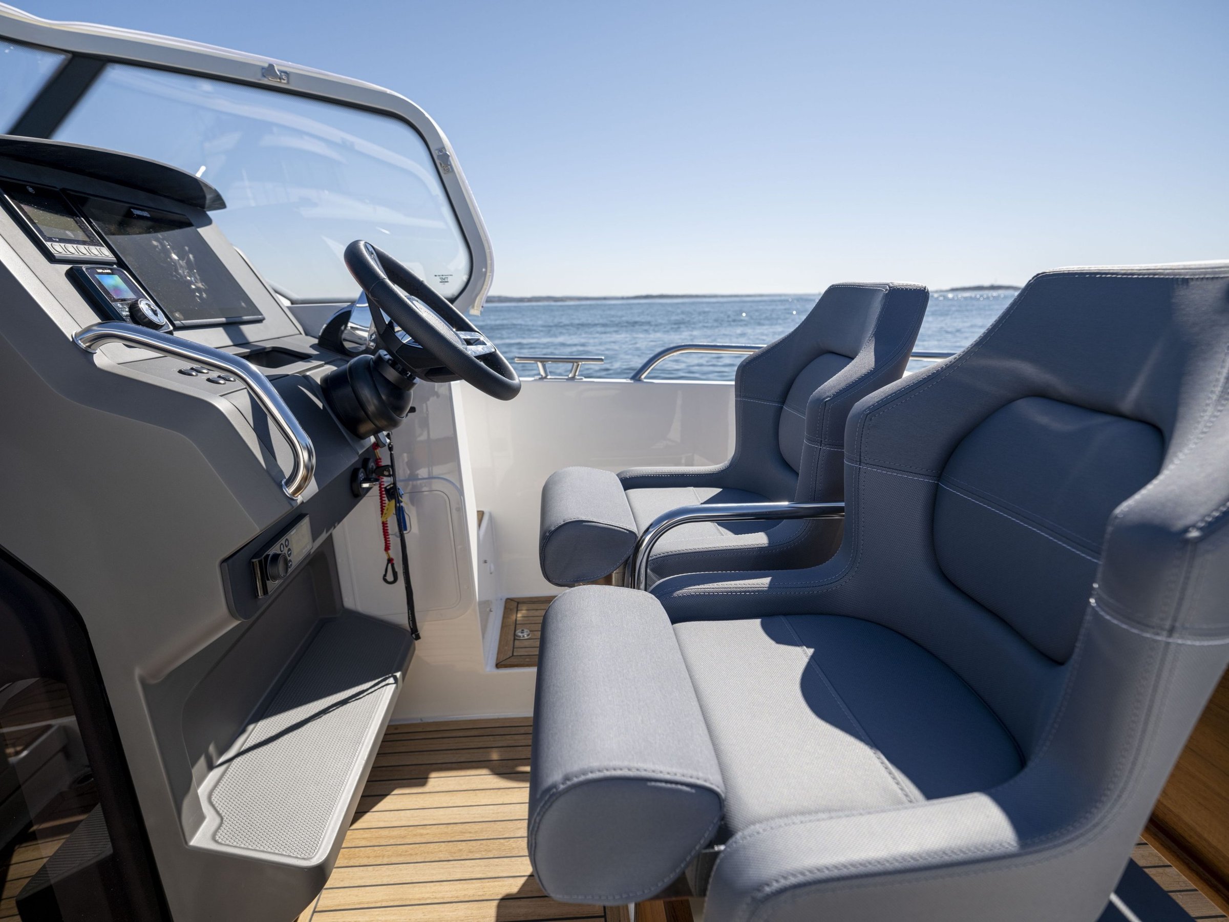 Nimbus T8, stuurstand met stoelen en dashboard