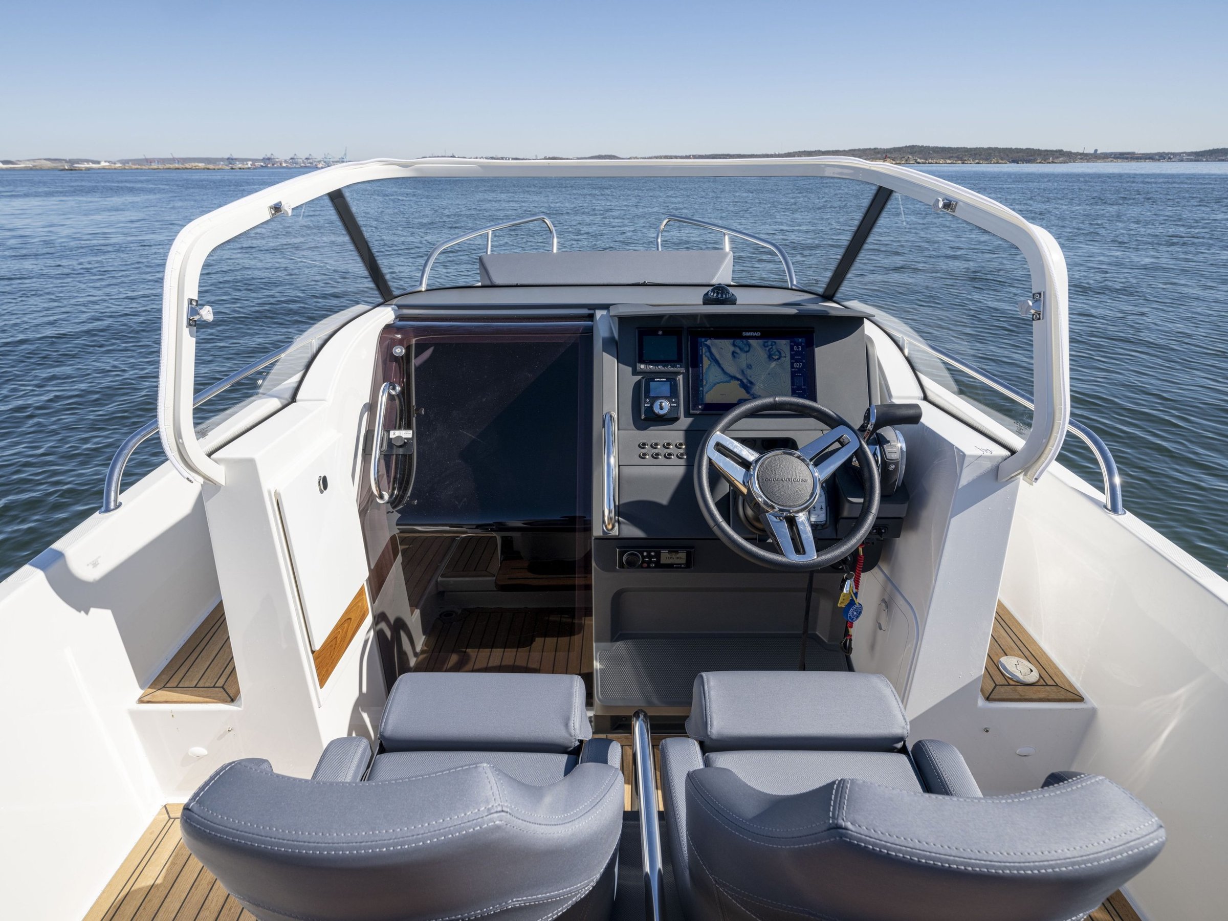 Nimbus T8, stuurstand met stuur en navigatie