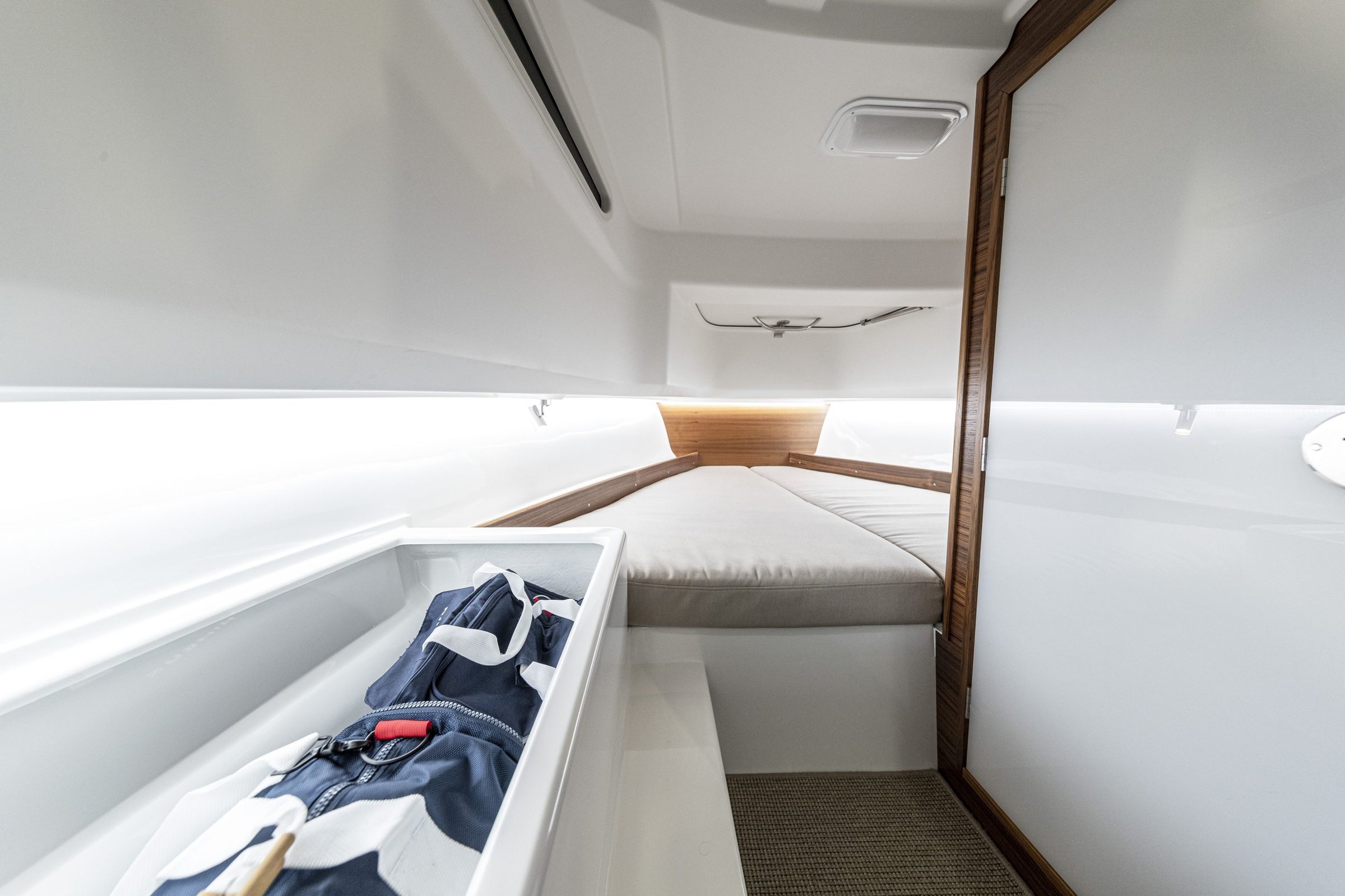 Nimbus T8, voorkajuit met bed en tas