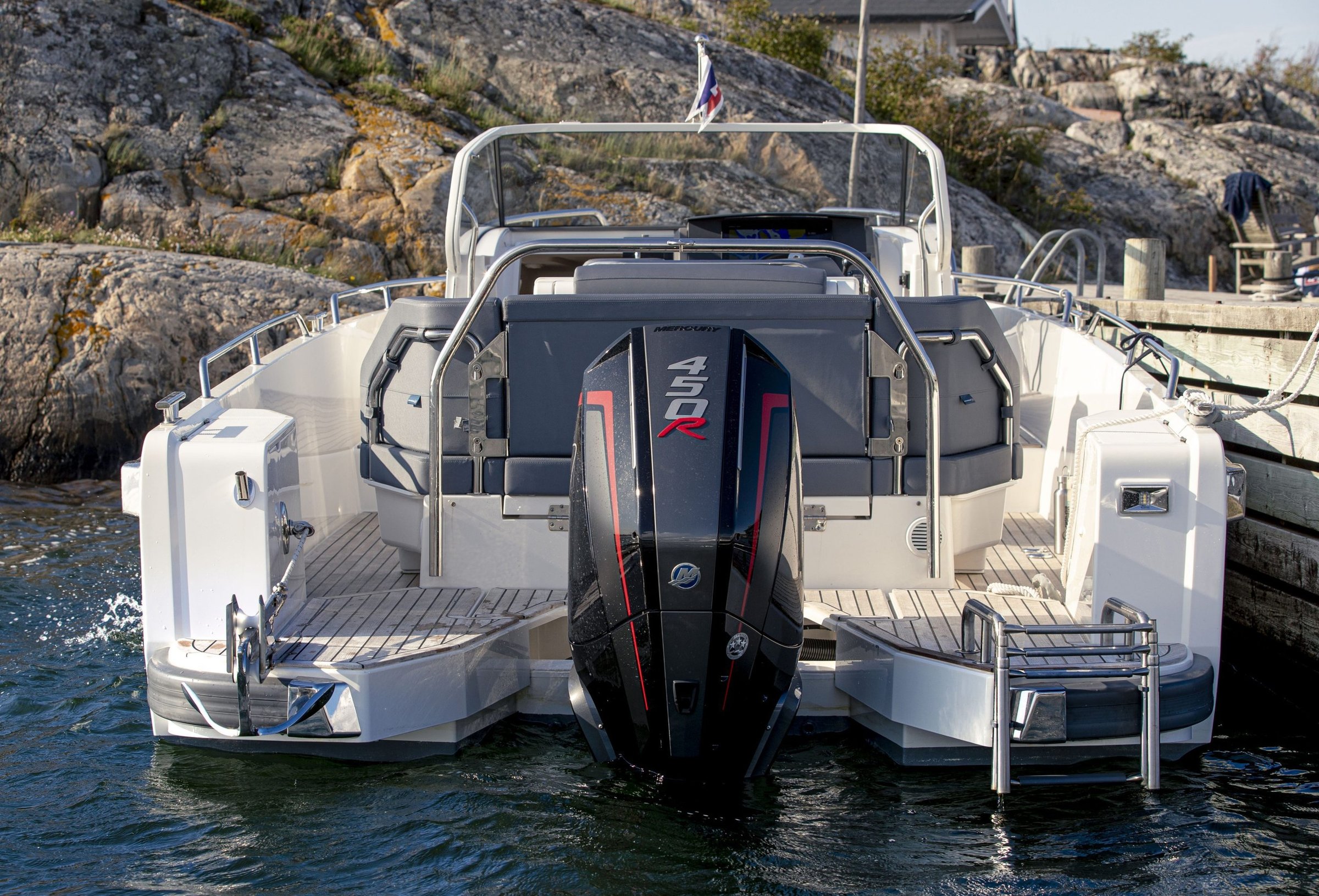 Nimbus T9, achteraanzicht boot met buitenboordmotor