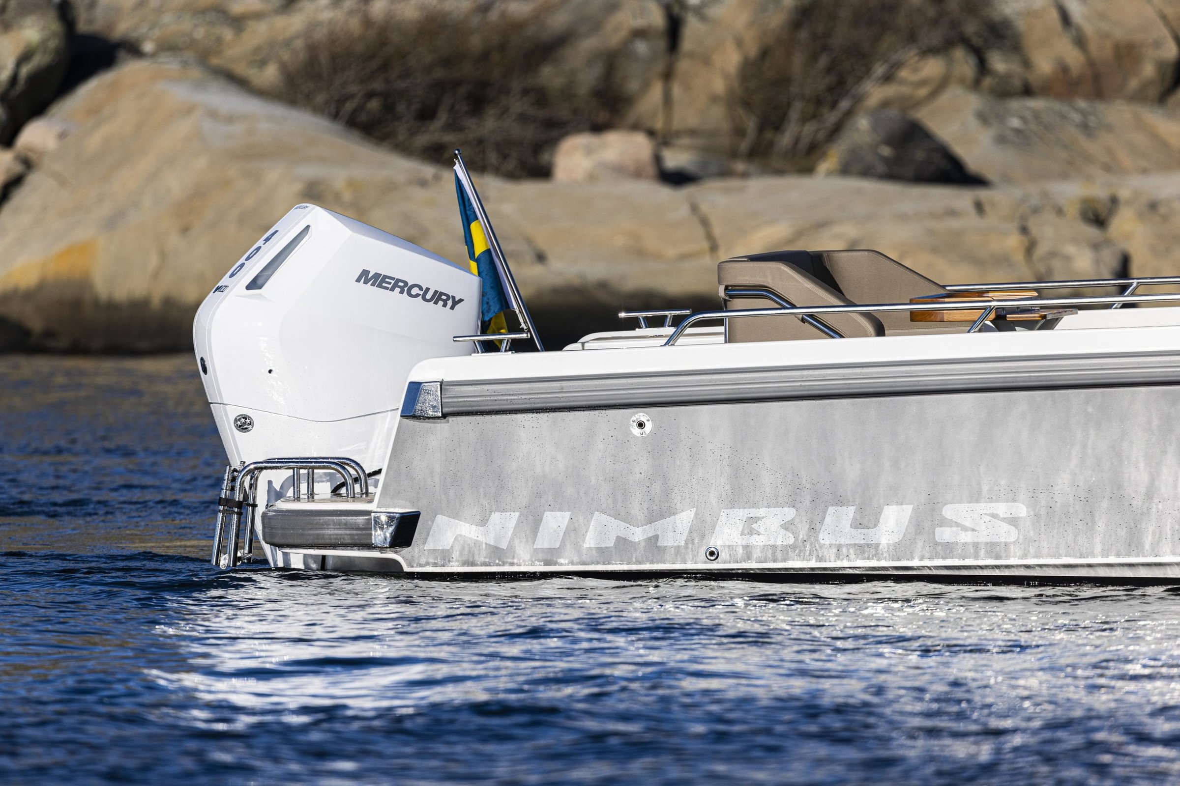 Nimbus T9, achtersteven boot met buitenboordmotor