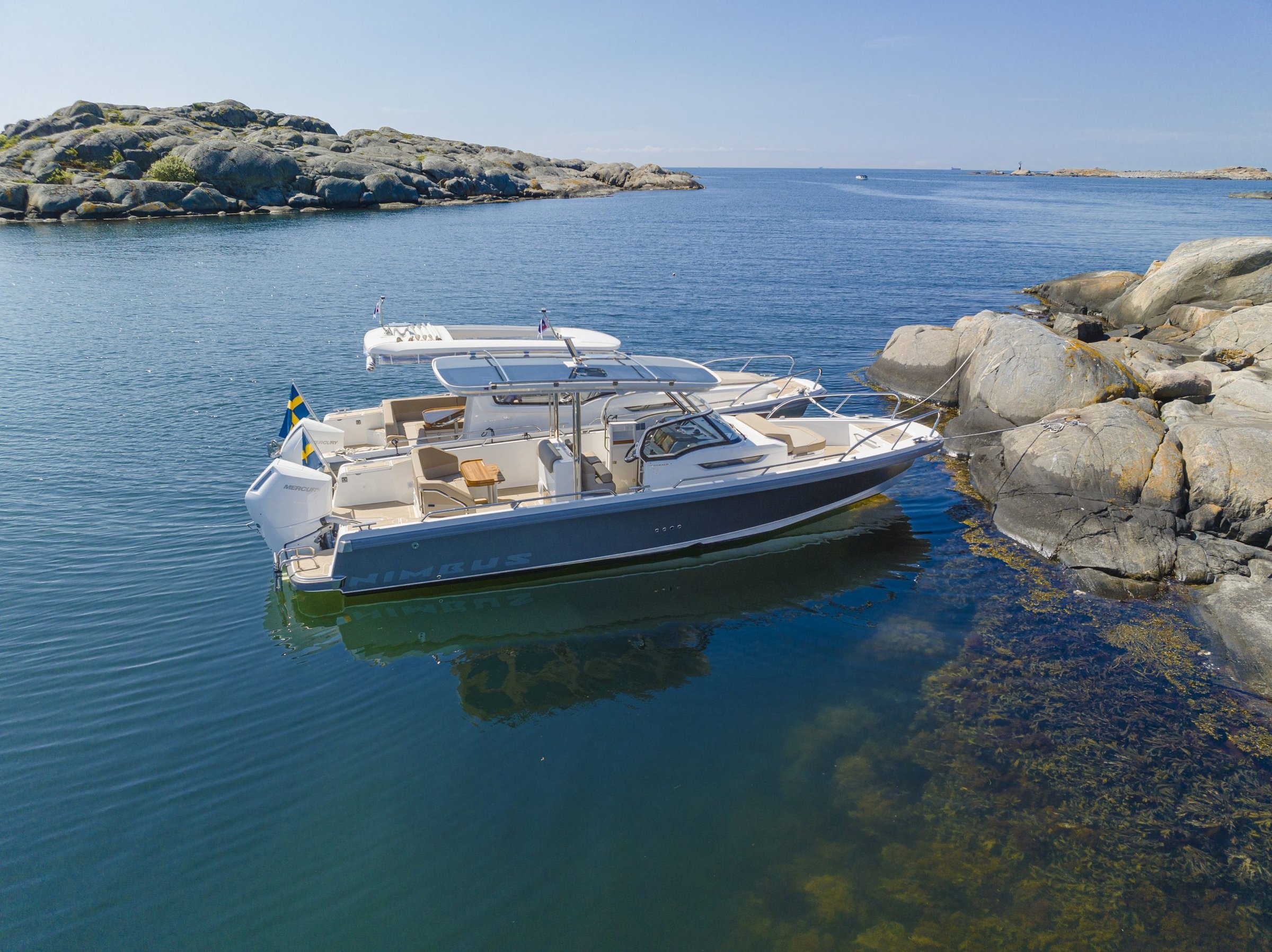 Nimbus T9, boot afgemeerd bij rotsen