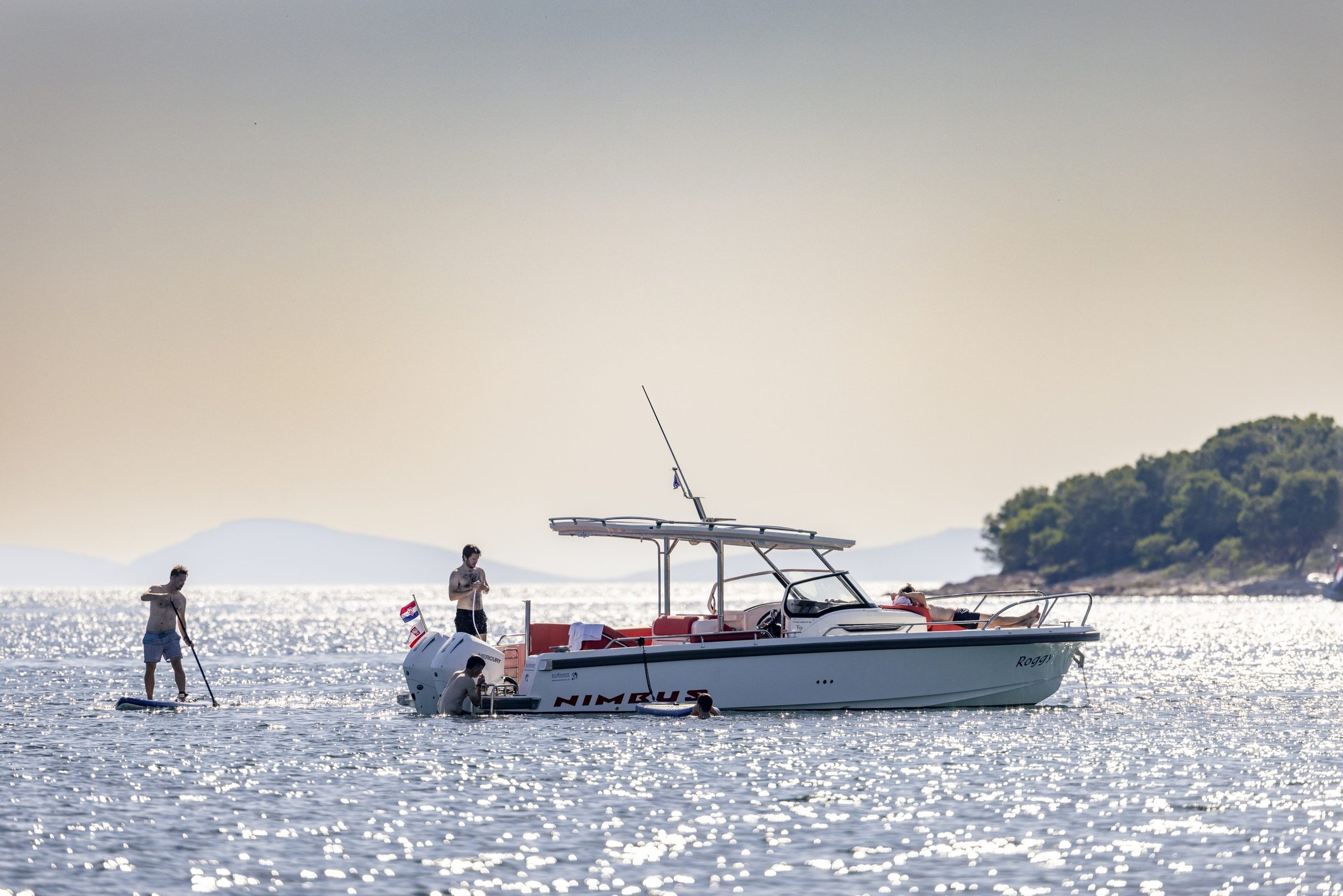 Nimbus T9, boot op zee met mensen