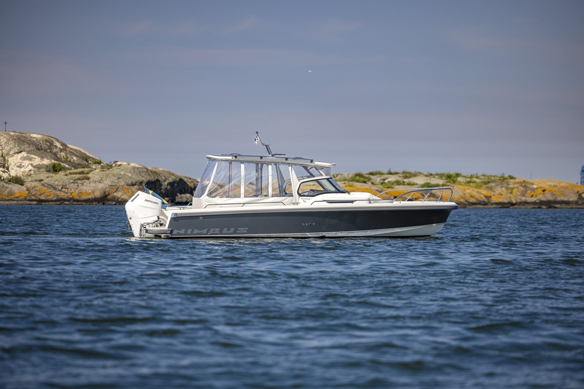 Nimbus T9, boot varend bij rotsen
