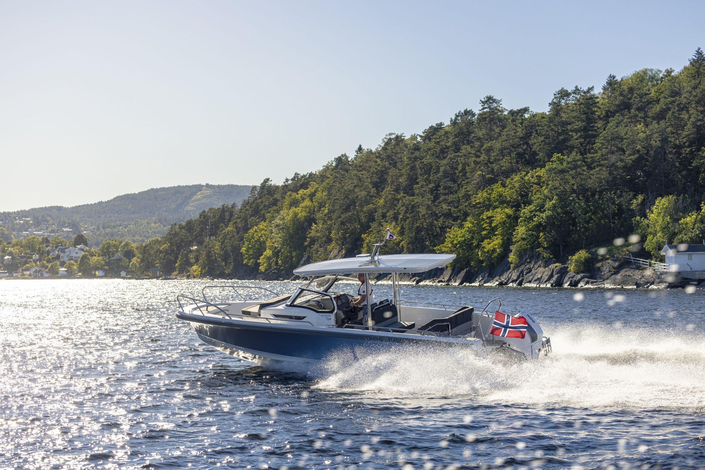 Nimbus T9, boot varend op water met kielzog