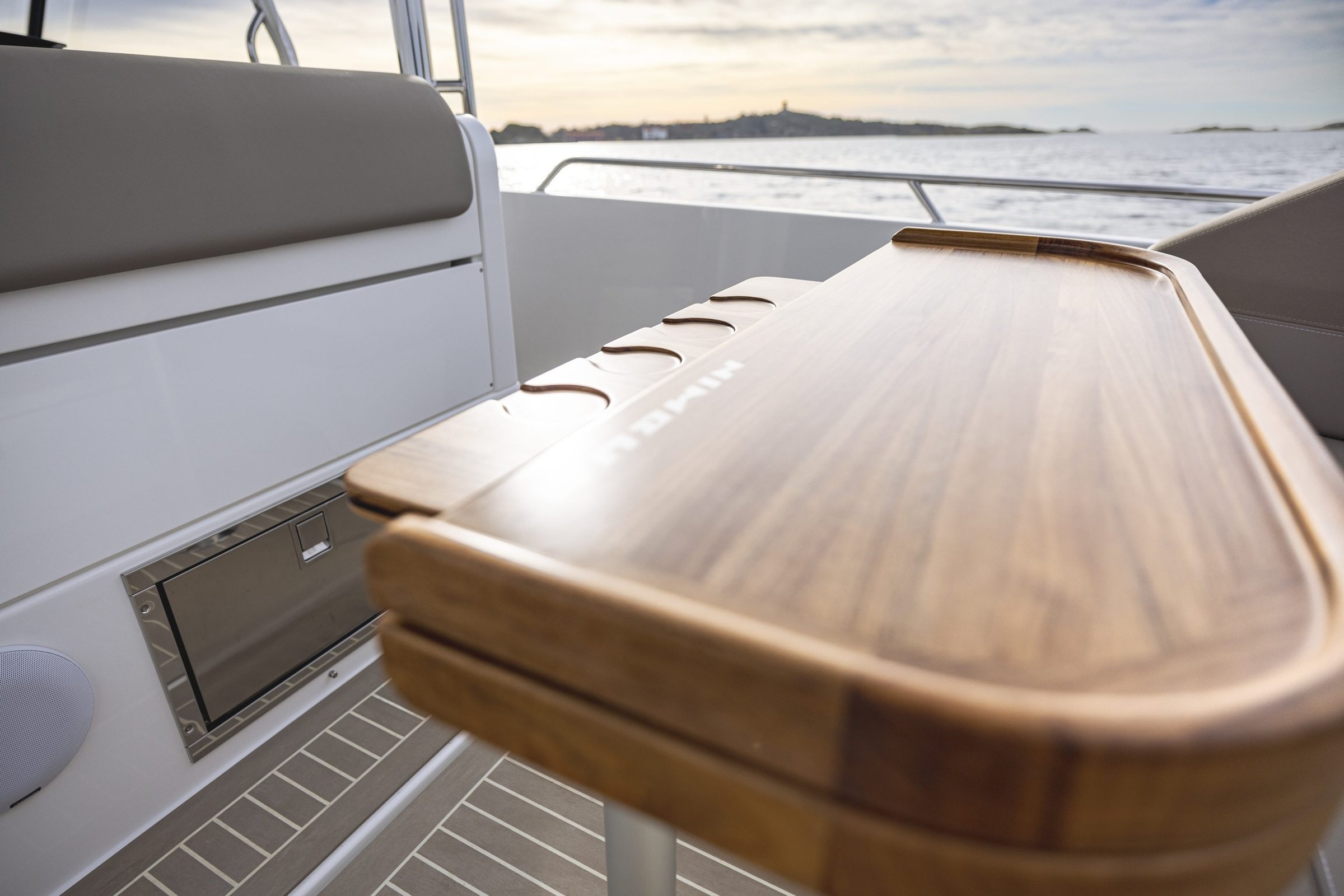 Nimbus T9, houten tafel op boot