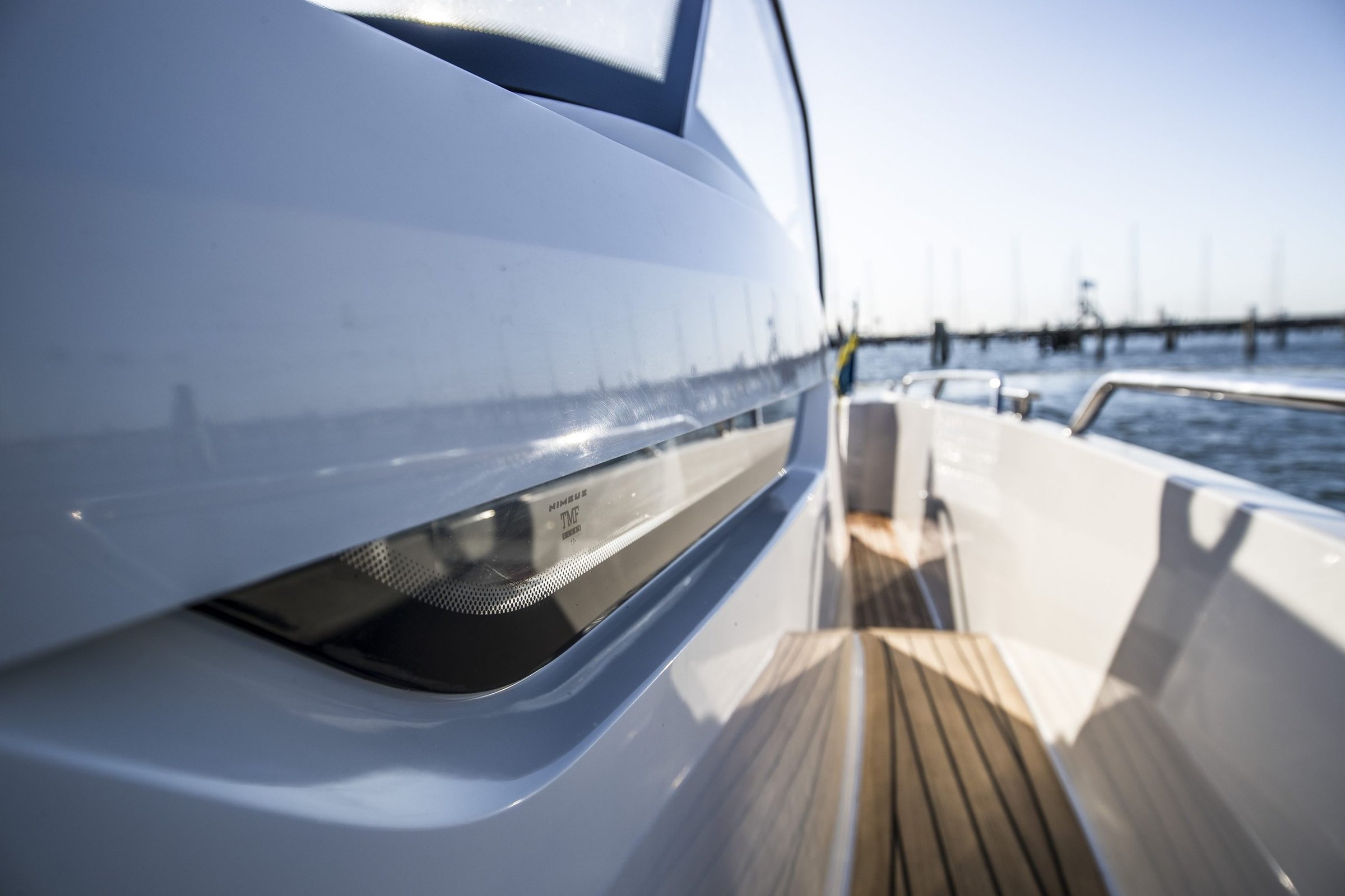 Nimbus T9, voordek boot bij jachthaven