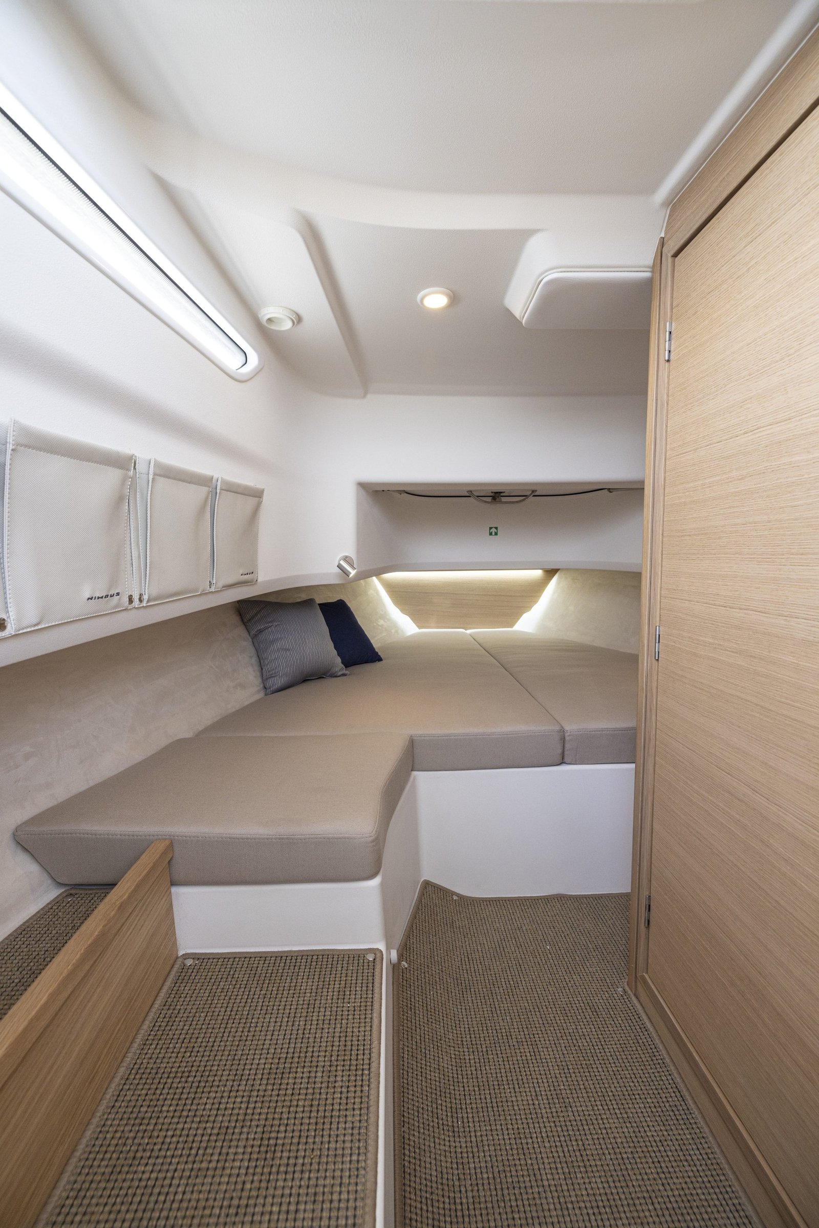 Nimbus T9, kajuit met bed en kussens