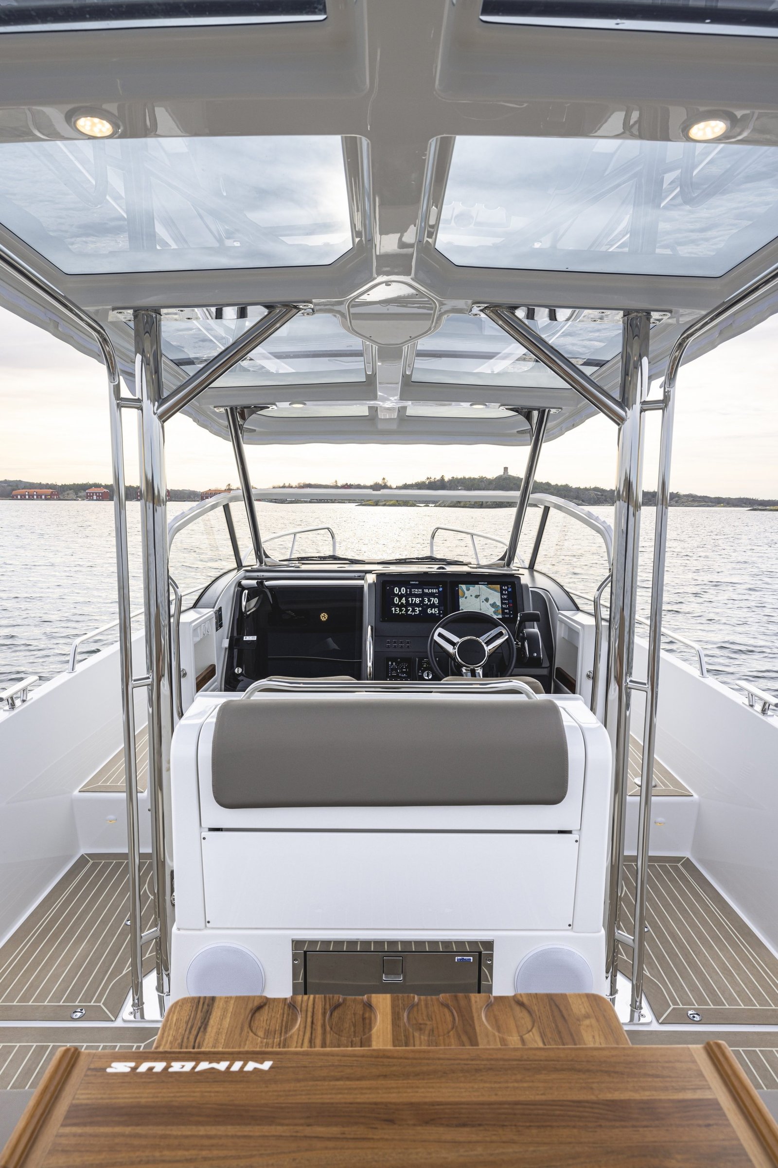 Nimbus T9, stuurstand met navigatiescherm en zitbank