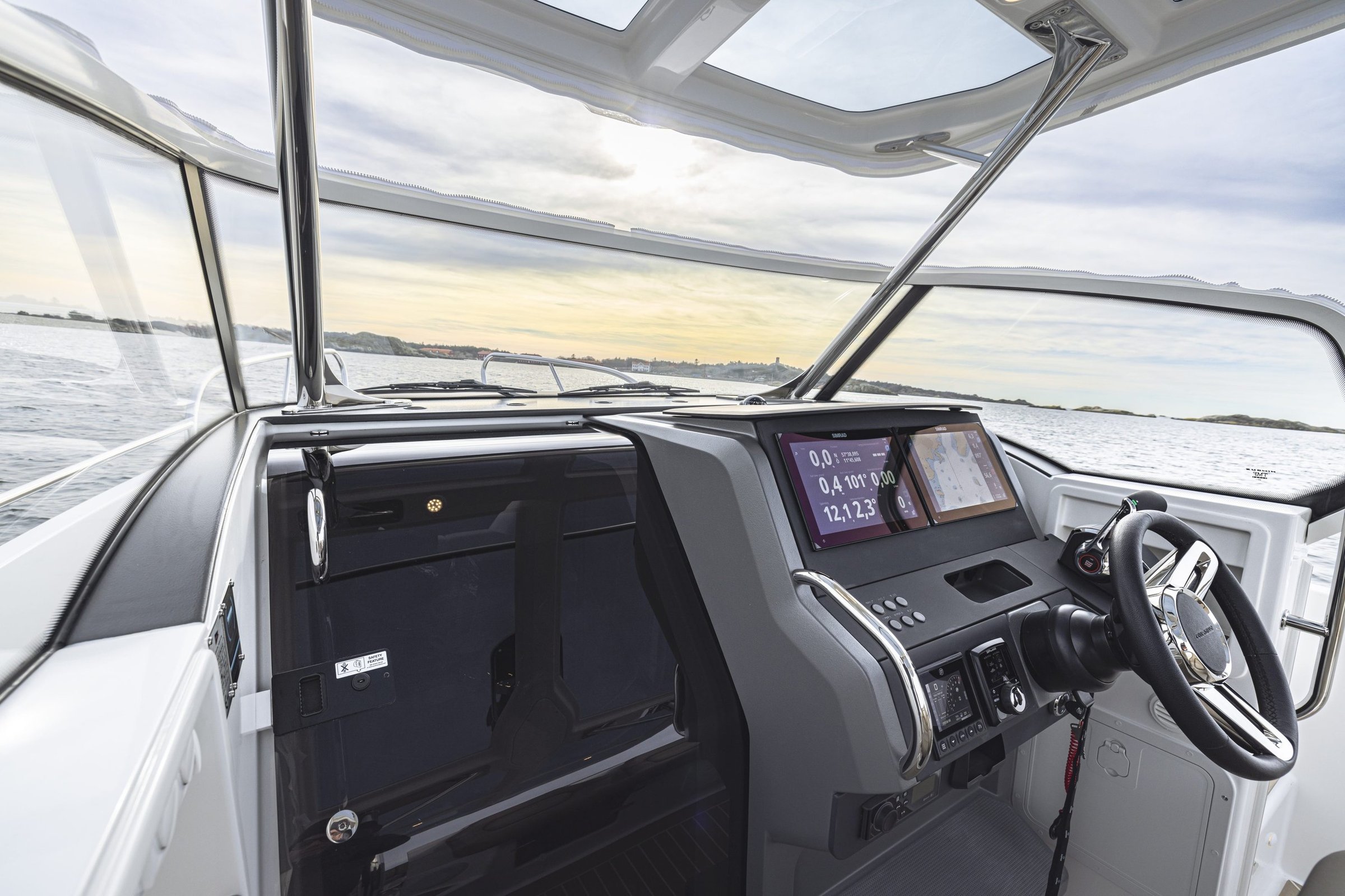 Nimbus T9, stuurstand met navigatieschermen en stuurwiel