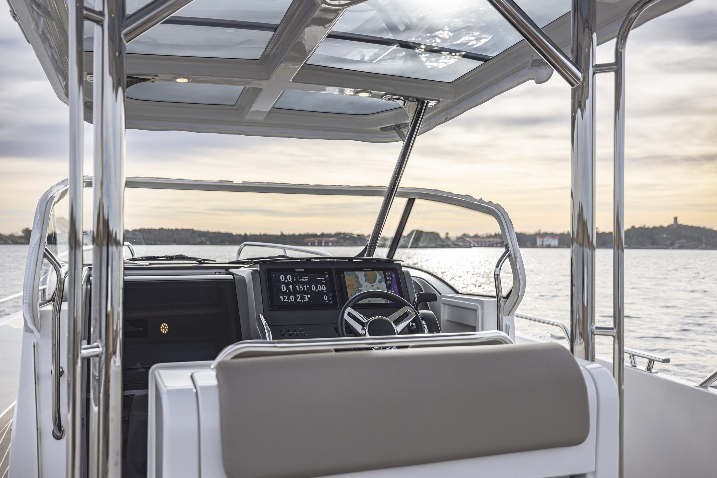 Nimbus T9, stuurstand met navigatieschermen op boot