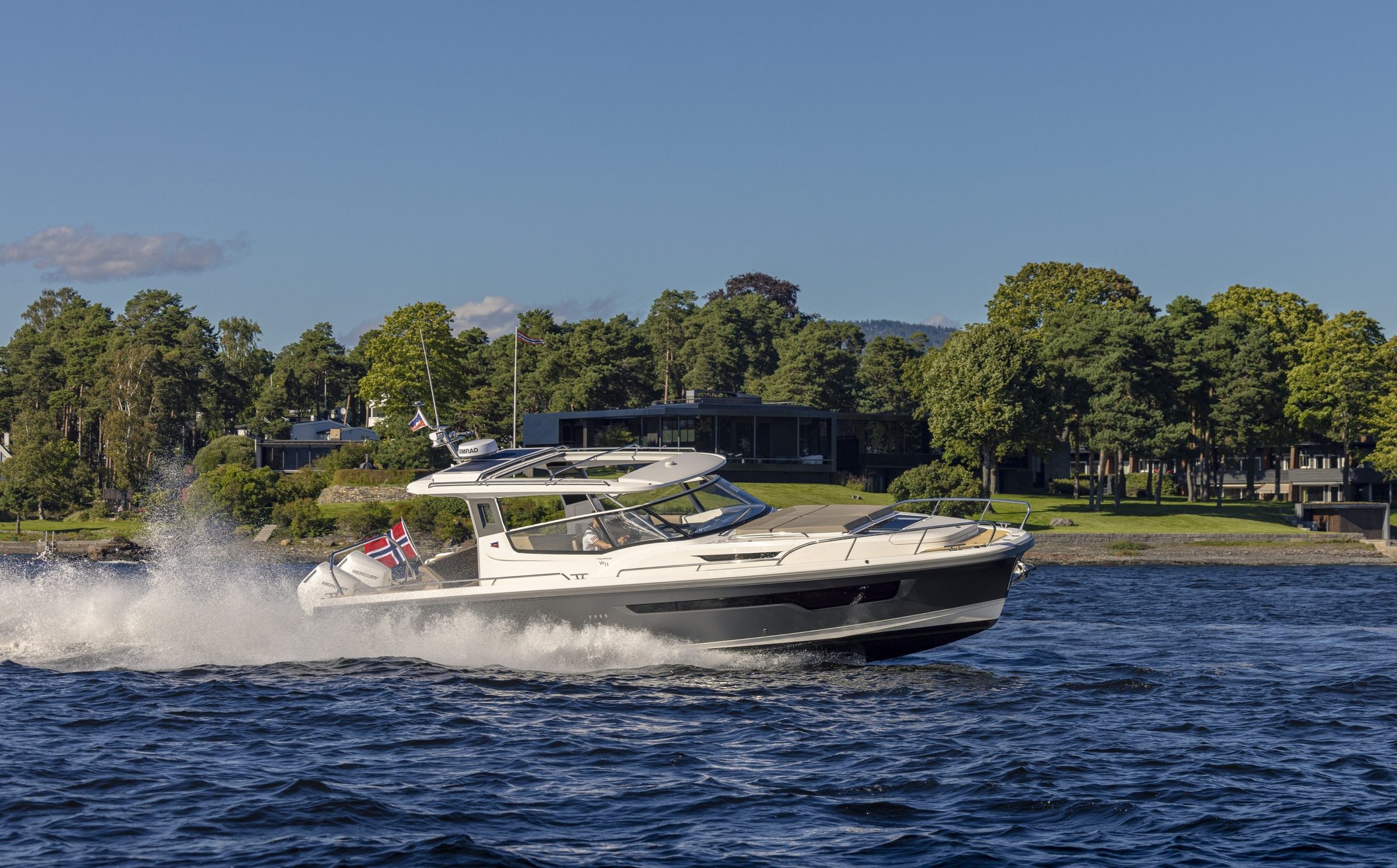 Nimbus Weekender 11 (W11), boot varend op water met spetterwater