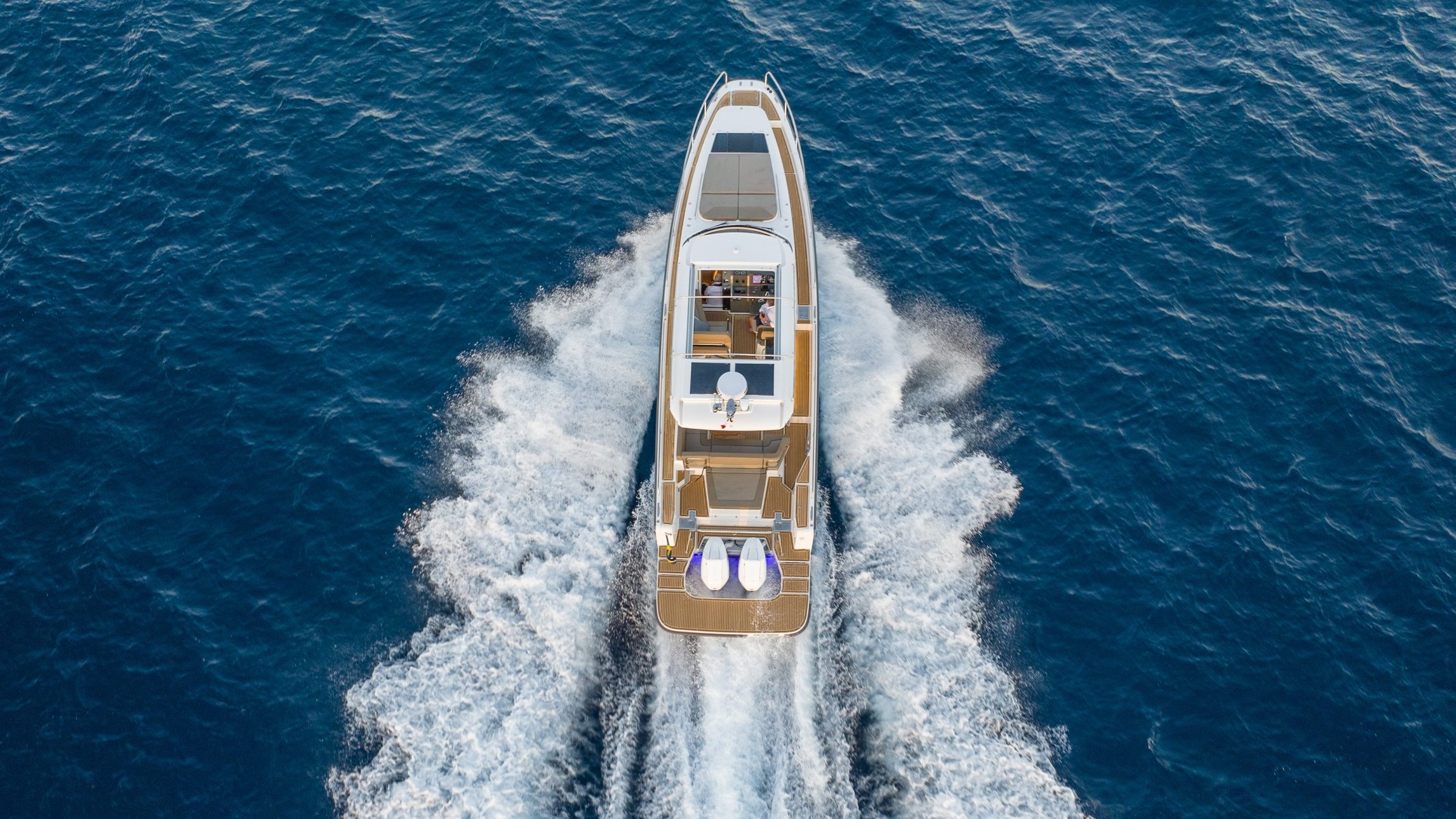Nimbus Weekender 11 (W11), boot varend op zee vanuit vogelperspectief