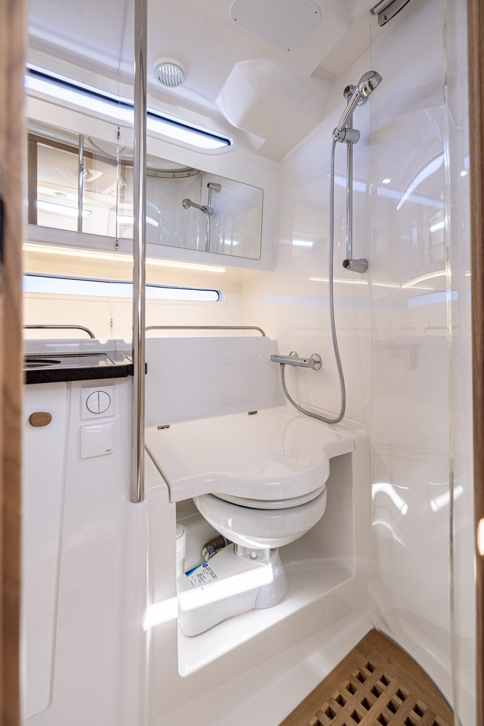 Nimbus Weekender 11 (W11), badkamer met toilet en douche