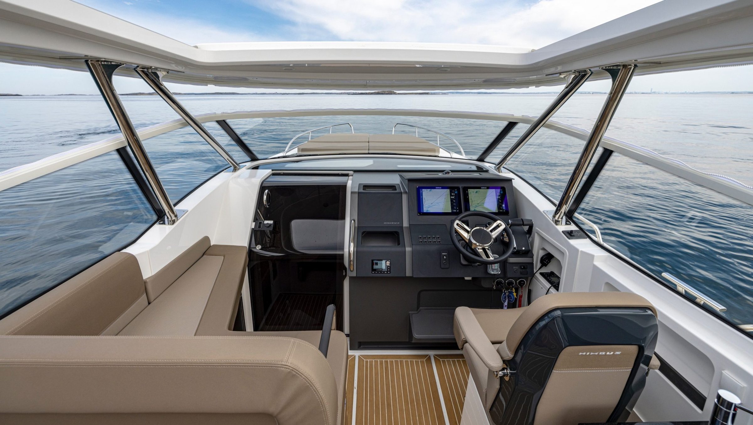 Nimbus Weekender 11 (W11), stuurstand met navigatieschermen en zitbanken