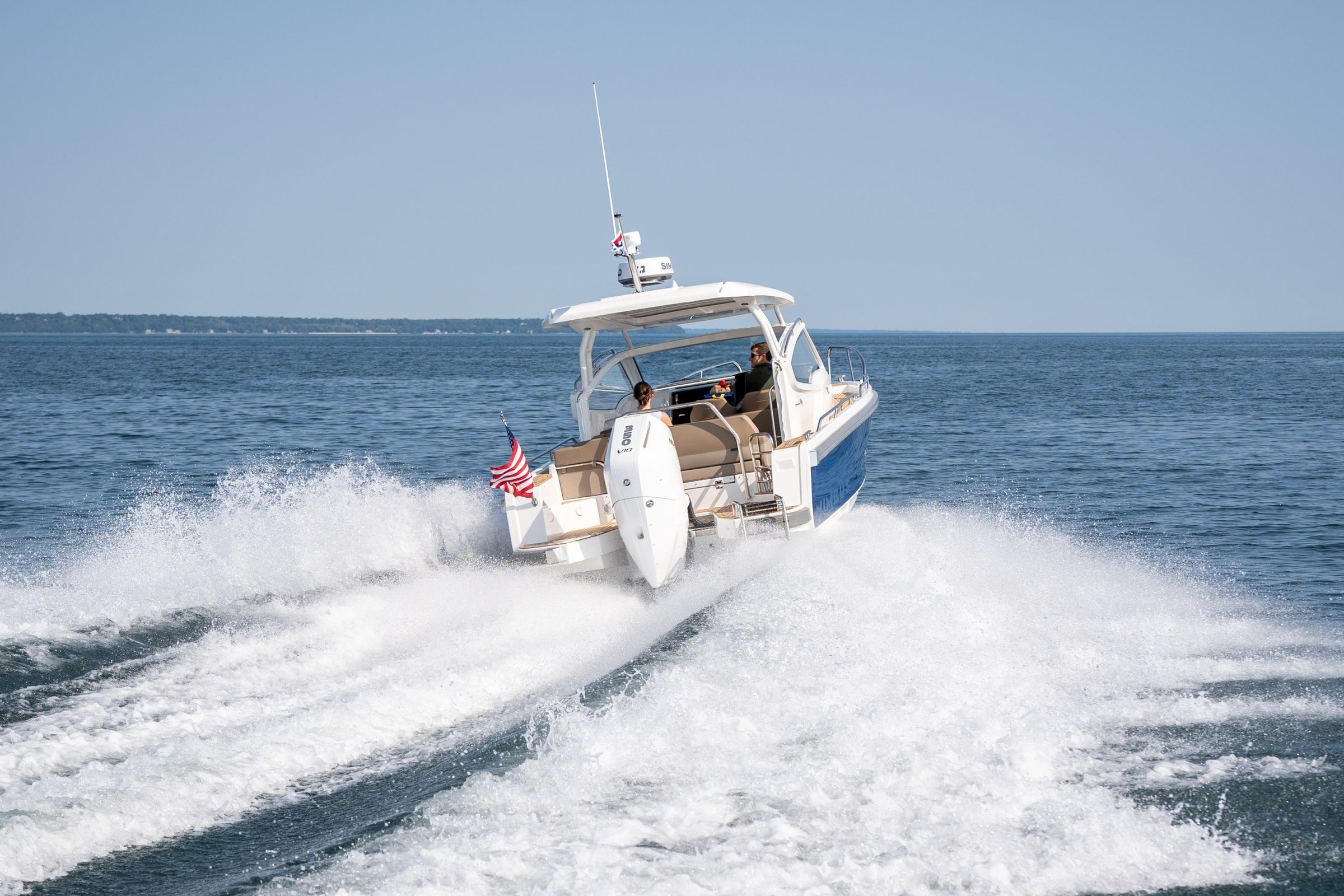 Nimbus Weekender 9 (W9), boot varend met spetterend water