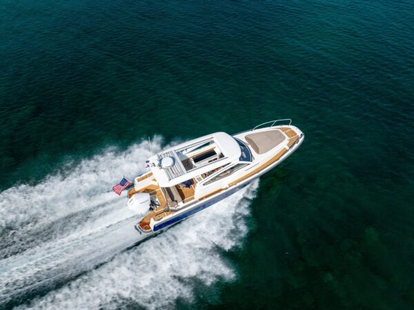 Nimbus Weekender 9 (W9), boot varend op zee met golven