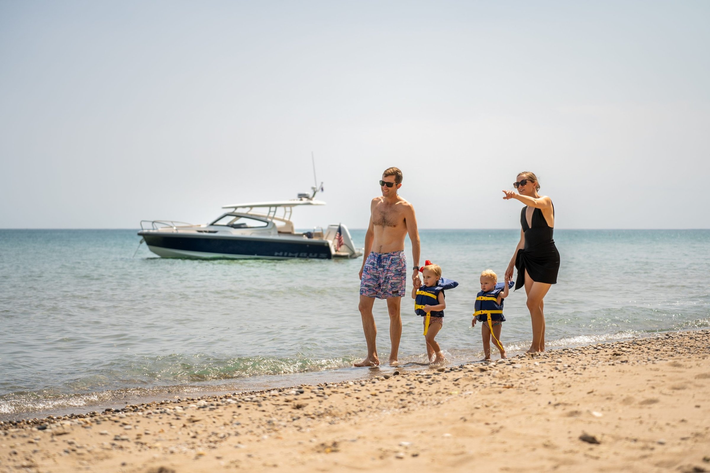 Nimbus Weekender 9 (W9), familie loopt op strand bij boot