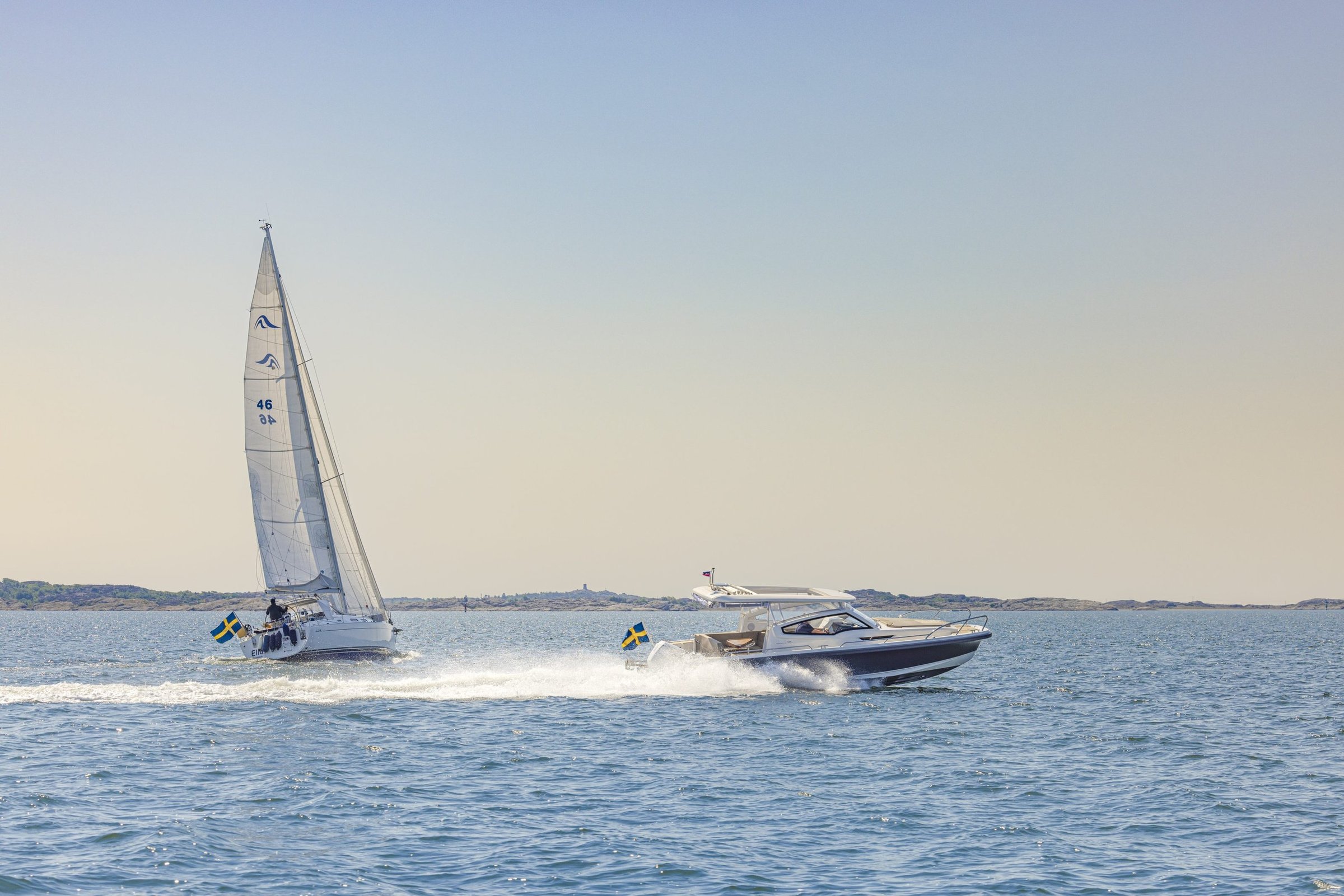 Nimbus Weekender 9 (W9), zeilboot en motorboot varen samen