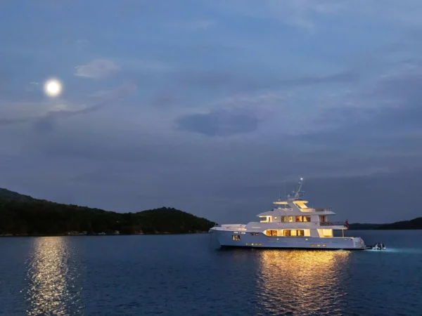 Nordhavn 100, jacht bij nacht met maan