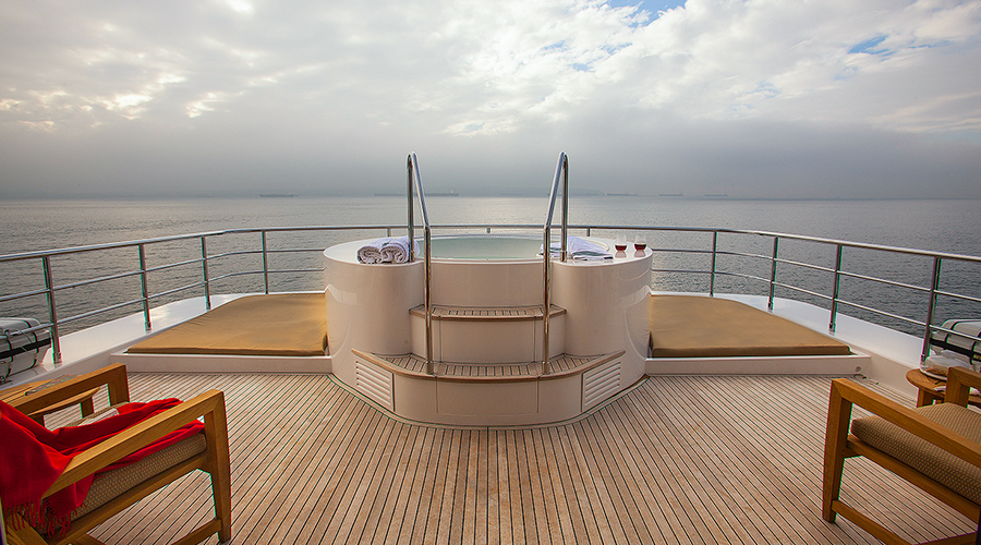 Nordhavn 120, dek met jacuzzi en loungebanken