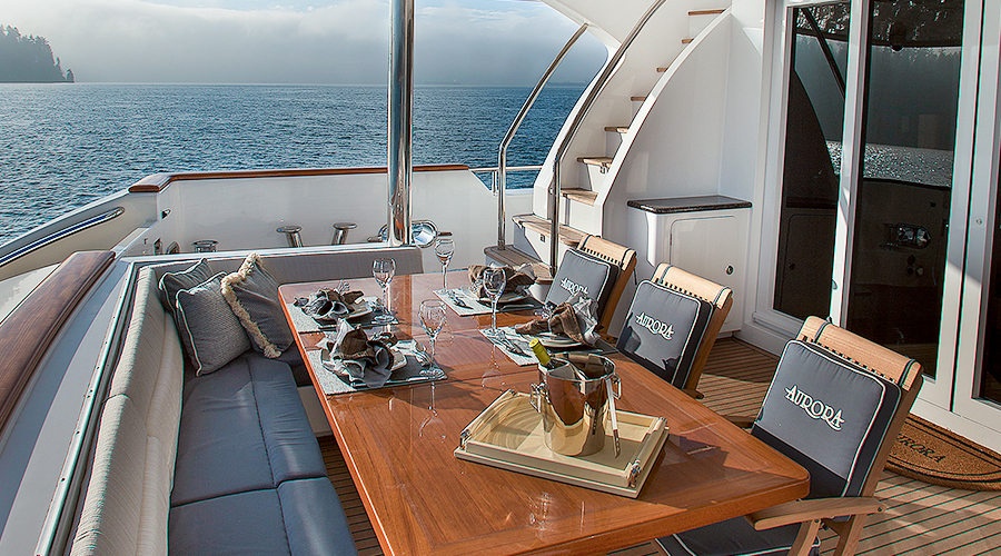Nordhavn 120, dekterras met eettafel en zeezicht