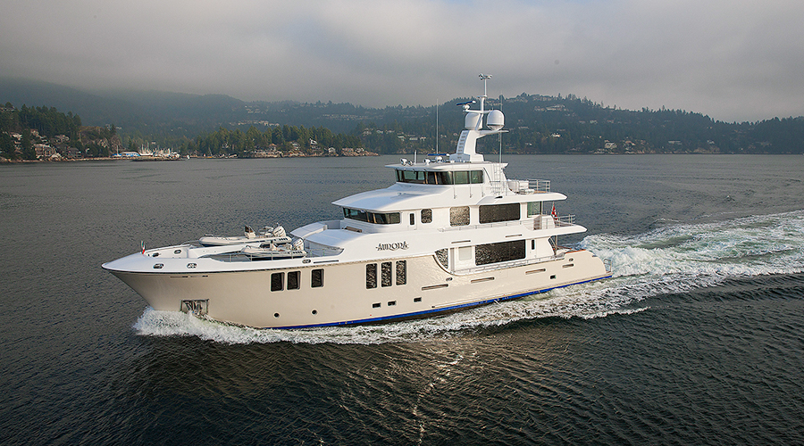 Nordhavn 120, jacht varend op water
