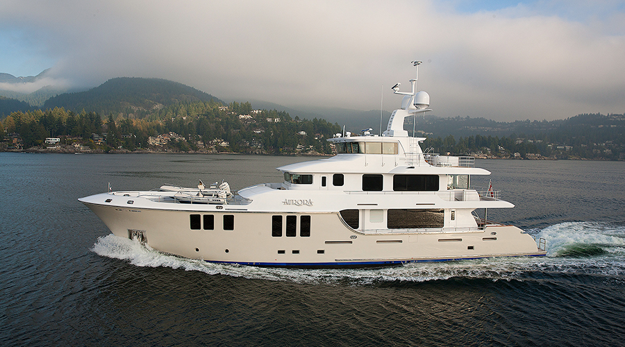 Nordhavn 120, jacht varend op water