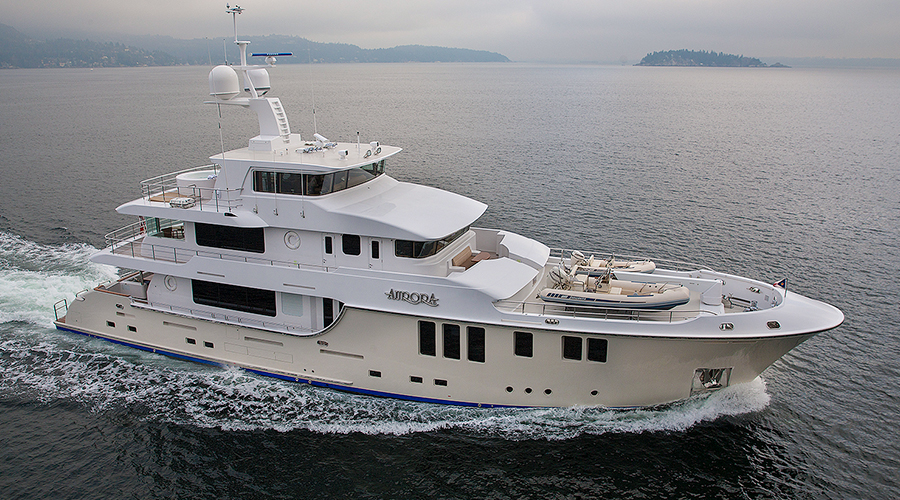 Nordhavn 120, jacht varend op zee