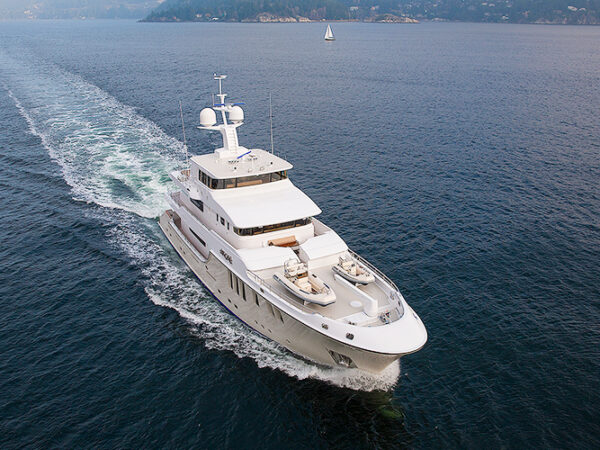 Nordhavn 120, luxe jacht varend op zee