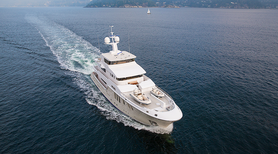 Nordhavn 120, luxe jacht varend op zee