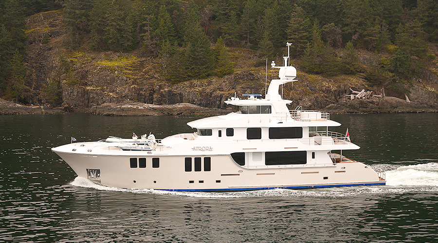Nordhavn 120, motorjacht vaart langs kust