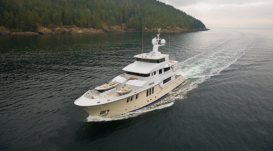 Nordhavn 120, motorjacht varend langs kustlijn