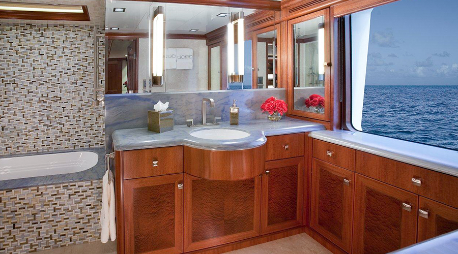Nordhavn 120, badkamer met houten kastjes
