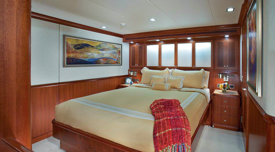 Nordhavn 120, slaapkamer met bed en houtwerk