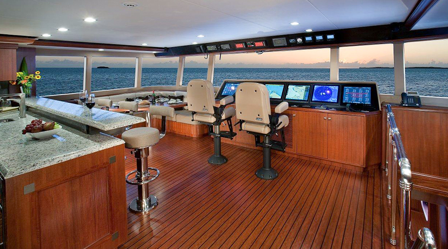 Nordhavn 120, stuurhut met navigatiescherm en bar