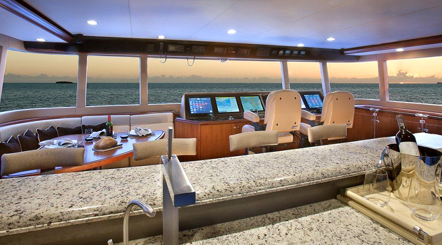 Nordhavn 120, stuurhut met navigatieschermen en bar