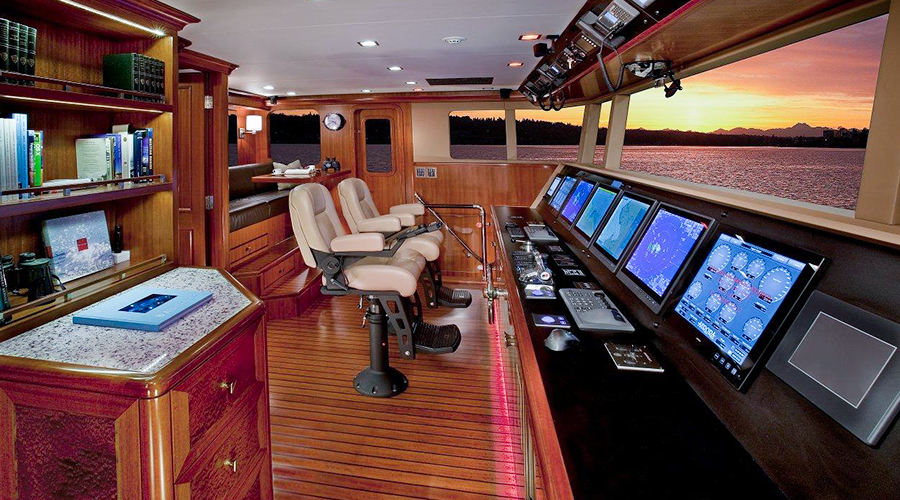 Nordhavn 120, stuurstand met navigatieschermen