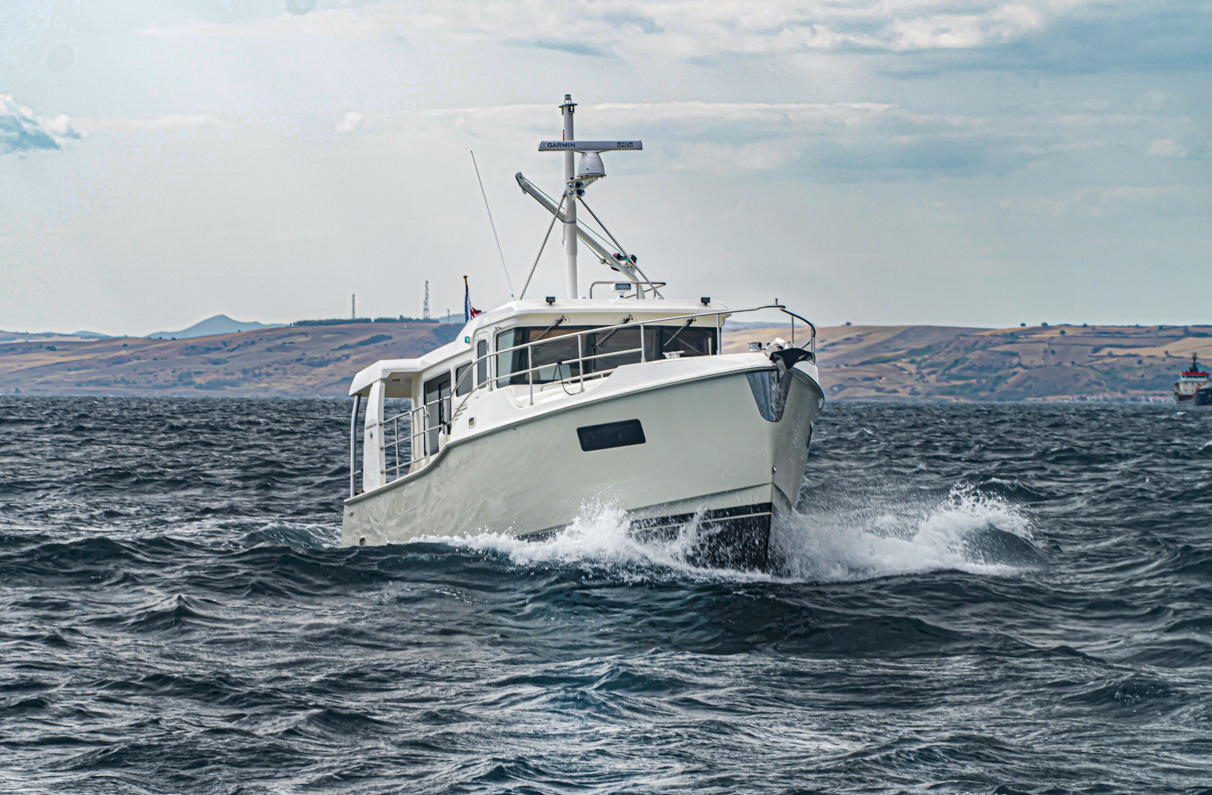 Nordhavn 41, boot varend door golven
