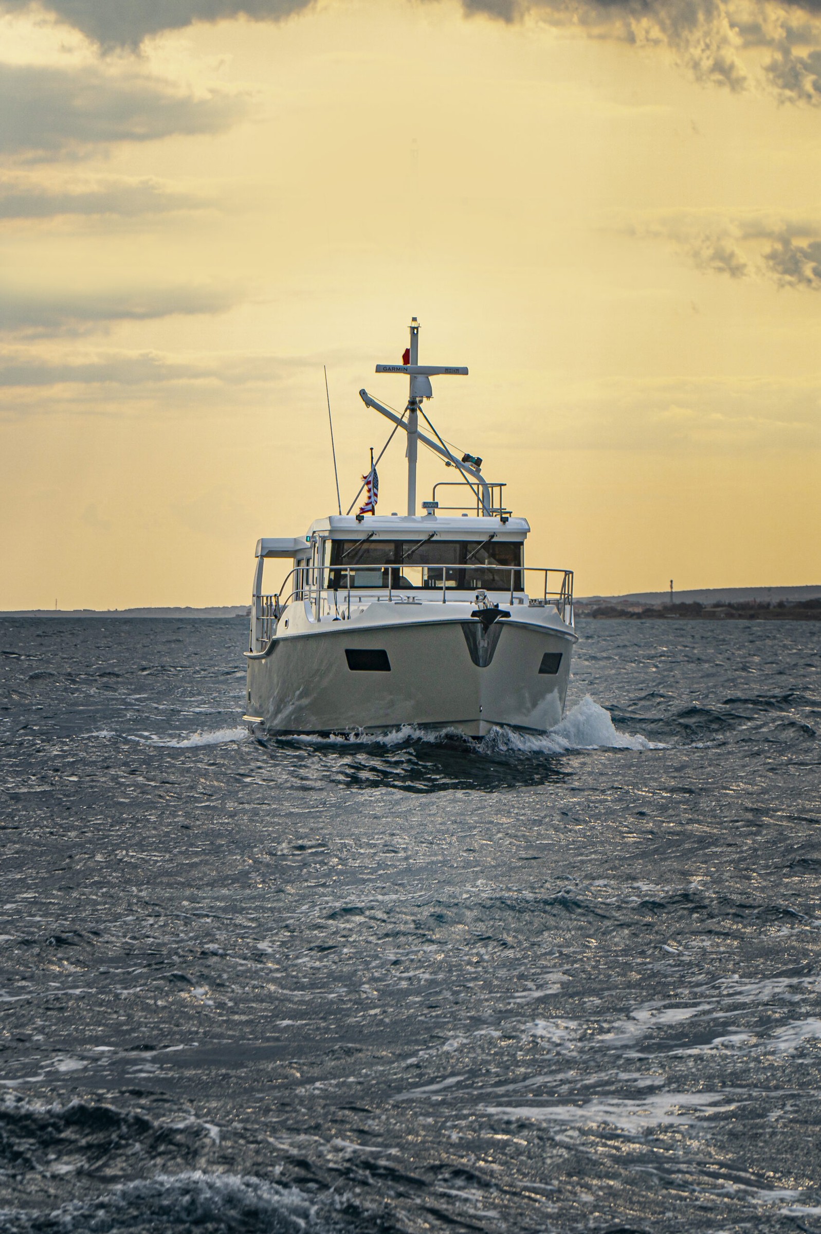 Nordhavn 41, boot varend op zee bij zonsondergang