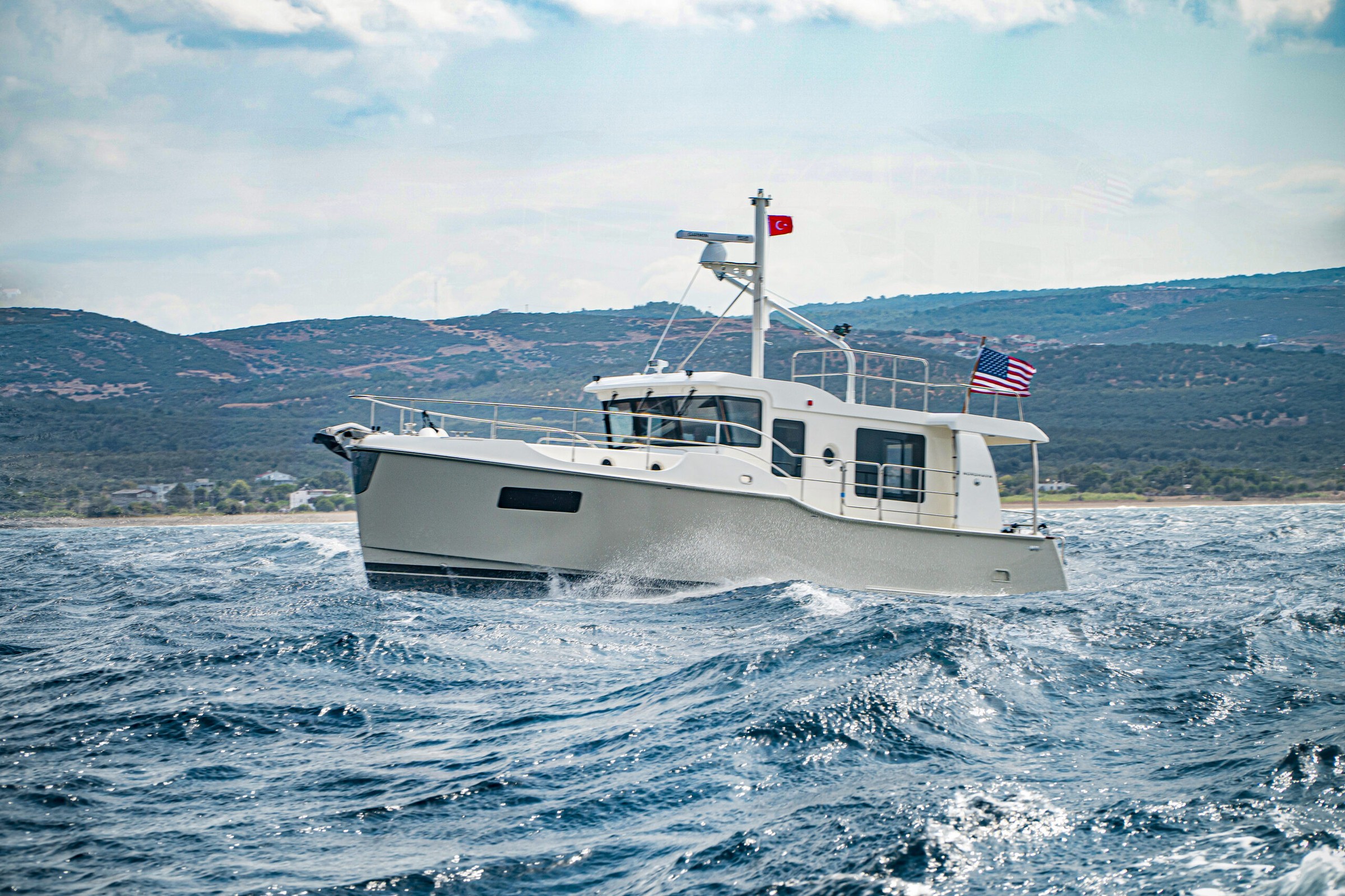 Nordhavn 41, boot varend op zee