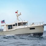 Nordhavn 41, witte boot varend op zee