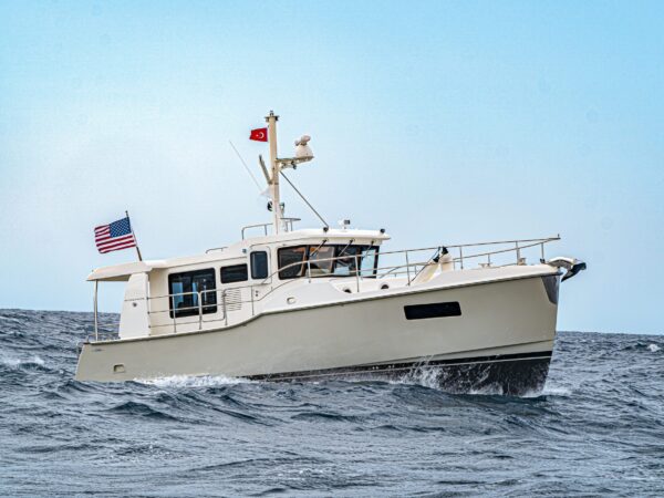 Nordhavn 41, witte boot varend op zee